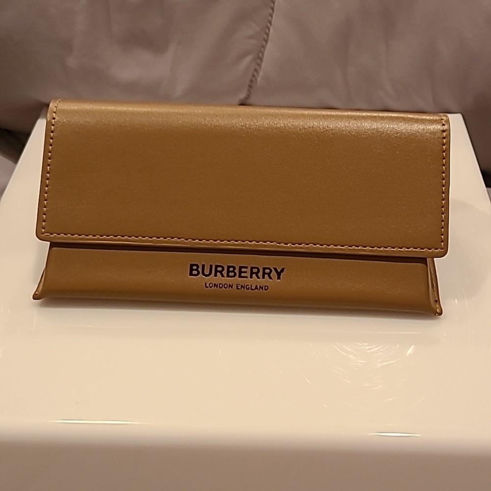Burberry Black and White lightweight Sunglasses brand new in the box - Picture 9 of 15
